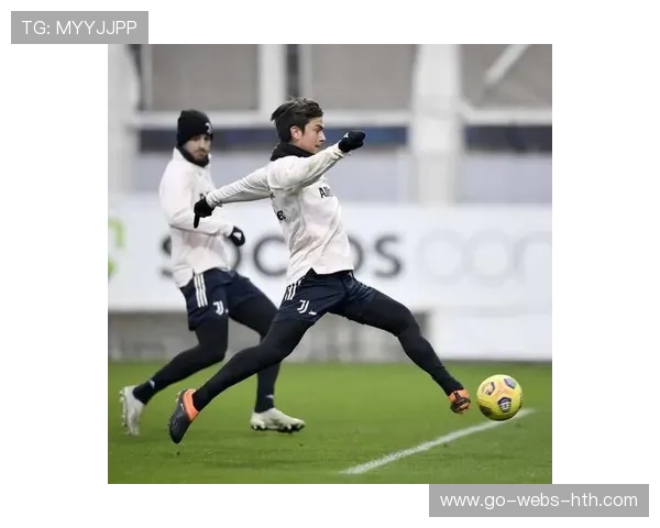 罗马对抗训练中迪巴拉脚下盘带极为灵动